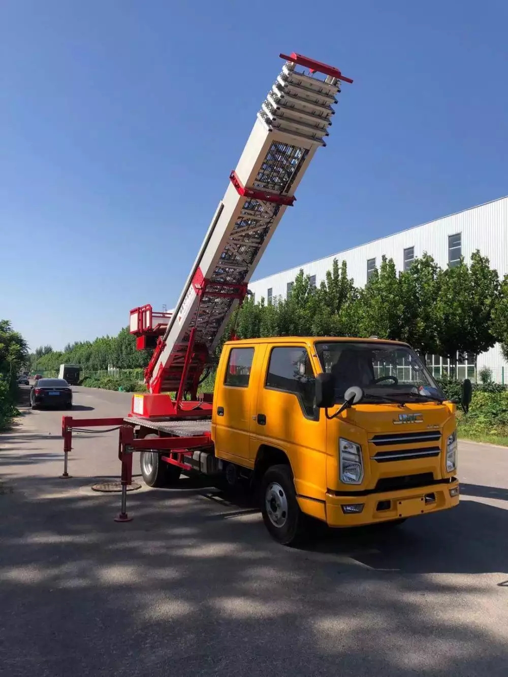 点军附近的云梯车出租服务：轻松解决高空作业需求